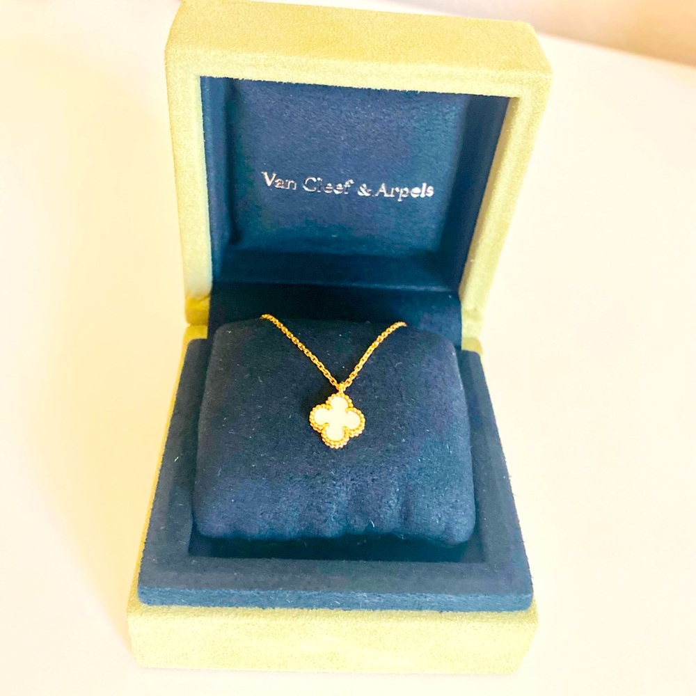 Van Cleef & Arpels Sweet Alhambra pendant
Yellow gold, Mother-of-pearl
